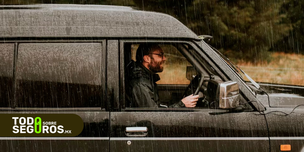 Todos Sobre Seguros, seguro de automóvil, condiciones climáticas, lluvia, protección, accidentes, cobertura, póliza, daños a terceros, daños propios