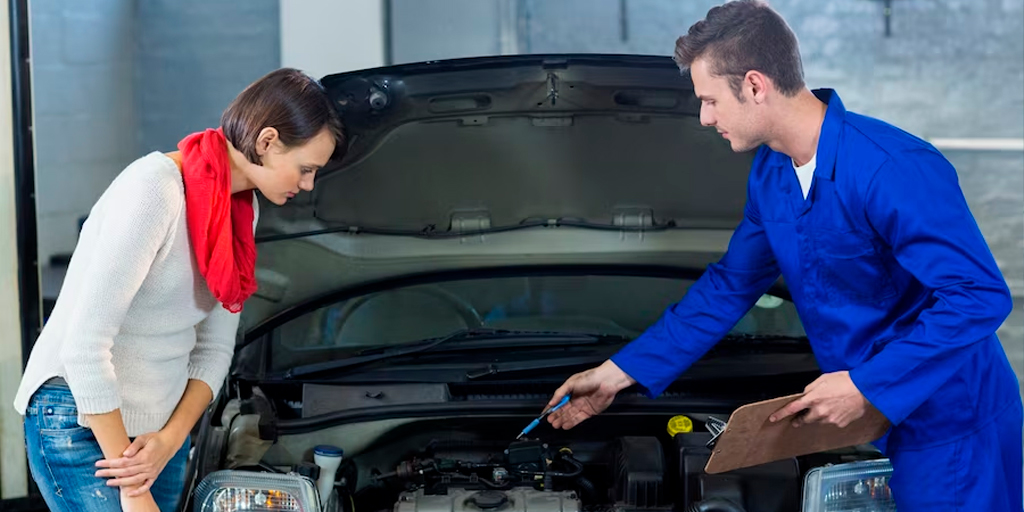 Todo Sobre Seguros, Vehículos, comprar coche usado, inspección coche, comprador revisando vehículo.