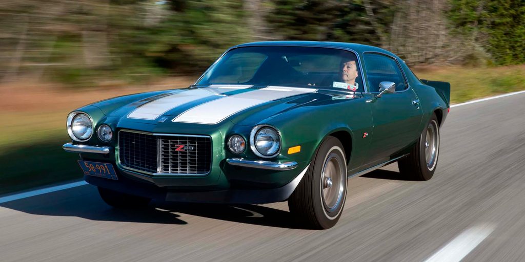 Todo Sobre Seguros Vehículos - Chevrolet Camaro Z28, auto clásico, década de los 70, vehículo histórico.