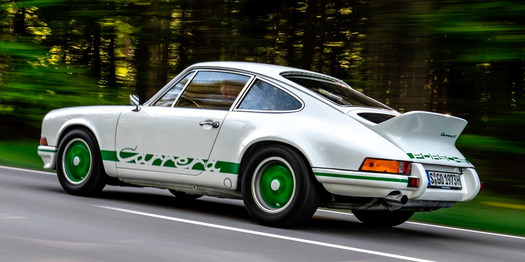 Todo Sobre Seguros Vehículos - Porsche 911 Carrera RS, auto clásico, década de los 70, lujo y desempeño.