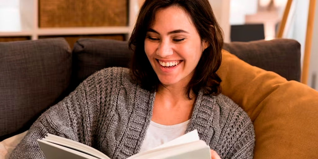 Todo Sobre Seguros, Salud, bienestar emocional, lectura saludable, revista de salud, mujer riendo, beneficios de la risa