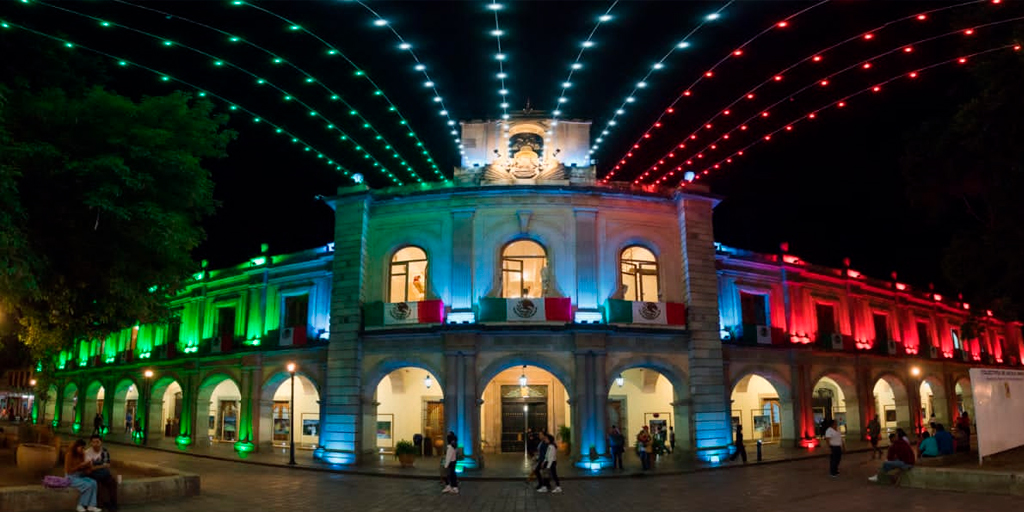 Todo Sobre Seguros, Vehículos, celebración Zócalo Oaxaca, tradiciones mexicanas, seguro de auto, viaje seguro por México