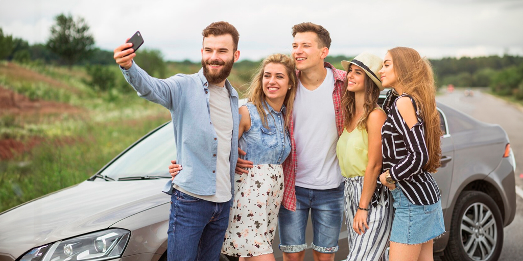 Todo Sobre Seguros, Vehículos, viajar con amigos, seguro de auto, cotizador de seguros, grupo de amigos en auto, carretera pintoresca.