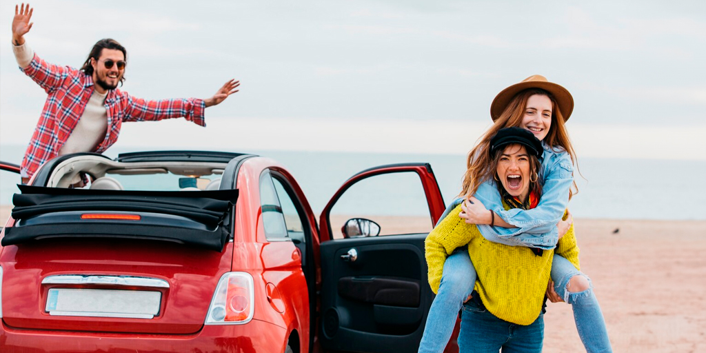 Todo Sobre Seguros, Vehículos, viajar con amigos, seguro de auto, cotizador de seguros, auto en parada escénica, amigos disfrutando del paisaje.