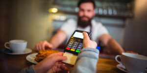 Todo Sobre Seguros, General, débito en restaurantes, cashback, cuenta digital, pago con tarjeta de débito en restaurante.